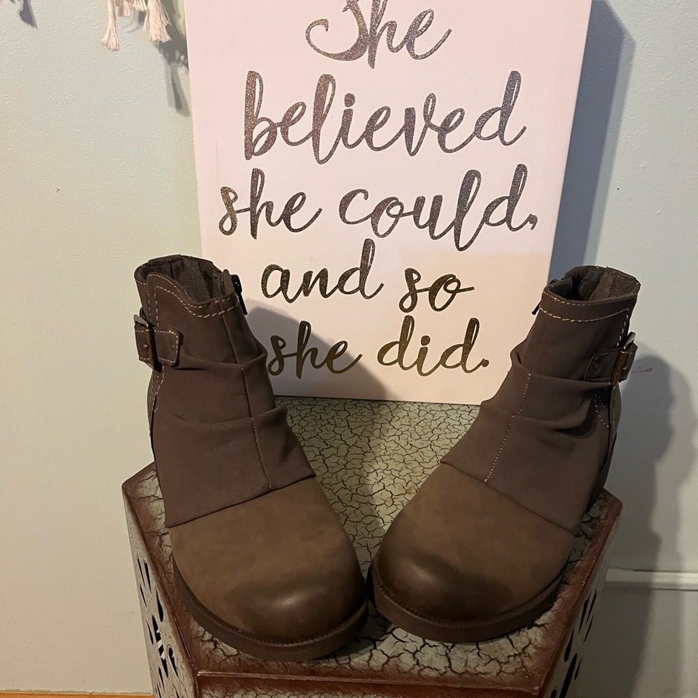 Earth Origin boots Sz 8 NWOT